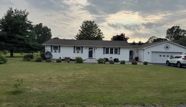 Charming 3-bedroom house in wonderful Sackets Harbor with WiFi, AC in Sackets Harbor