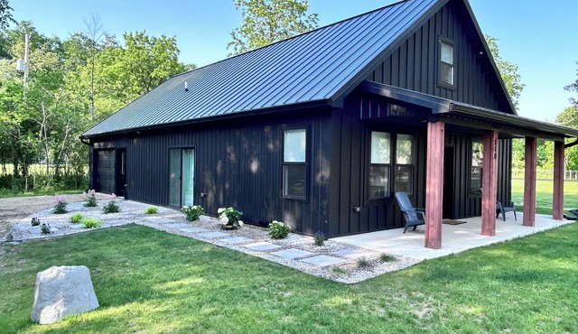 Charming 3-bedroom cottage in wonderful Clarklake with lake access and fire pit. in Clarklake