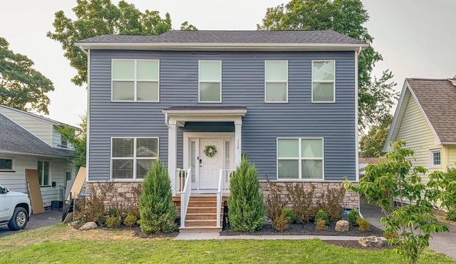 Charming 3-bedroom house, Game Room, Office, Sea-Breeze, Lake Ontario, Rochester in Irondequoit