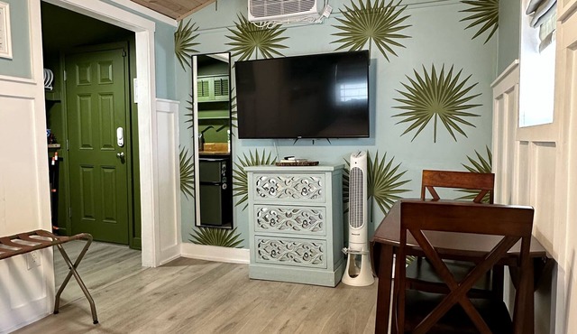 Charming bungalow studio between the beach and downtown in welcoming St. Pete