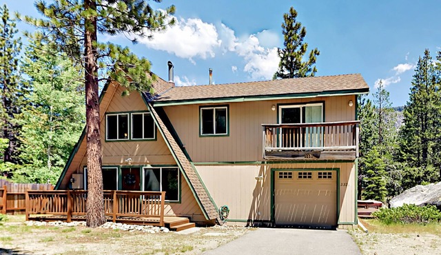 Charming chalet with private hot tub & fireplace - near skiing, beaches & hiking in South Lake Tahoe