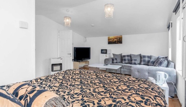 Charming Edinburgh Guest Room with Private Entrance 5 min buses to city centre in Edinburgh