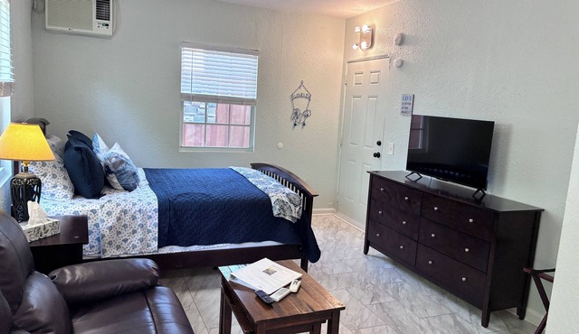 Charming Gulfport Town Guest Cottage Studio -Walk To Beach -Shops -Restaurants in Gulfport