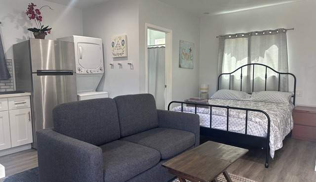 Charming stand alone guest house in Burbank close to universal studios in Burbank