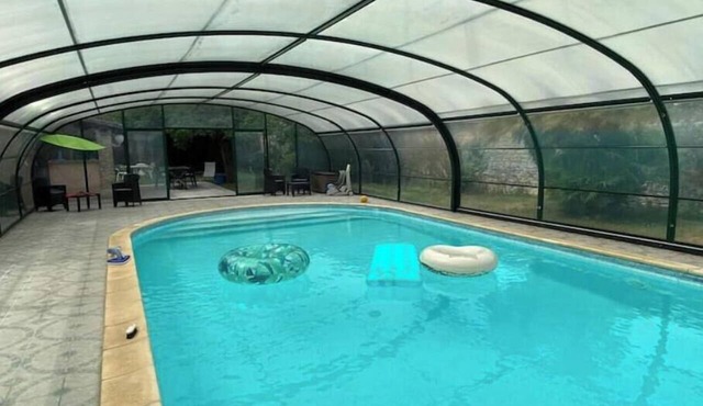 Charming studio apartment with a pool in Courçon