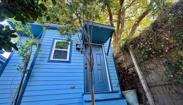Charming Studio Cabin under Oak tree 2 mins walk to Magazine quiet neighborhood in New Orleans
