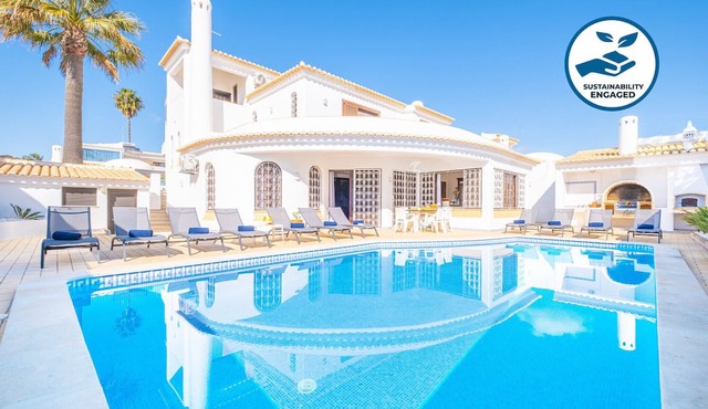 Charming Villa with Heatable Pool and BBQ in Albufeira