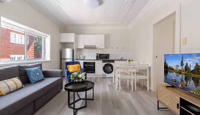 Chic 1-Bed Retreat Near Shops & Beach in Manly