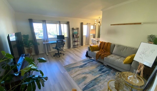 Chic LA Condo 10 min from Beach and SoFi in Los Angeles