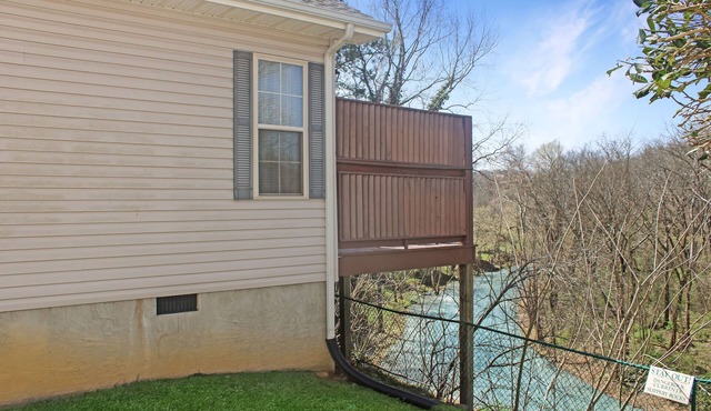 Close to Pigeon Forge, One story, Motorcycle Friendly, River View in Pigeon Forge