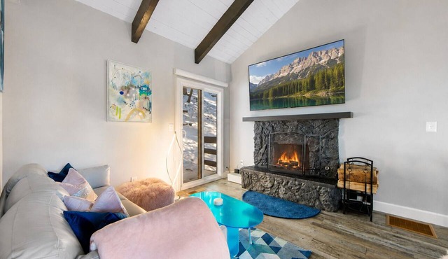 Colorful home with washer/dryer, AC & wood-burning fireplace in a lovely setting in Lake Arrowhead