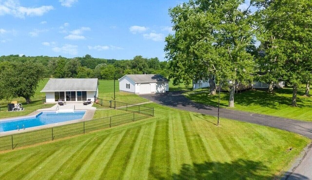 Country Fields, Wine Country, Pool and More in Auburn