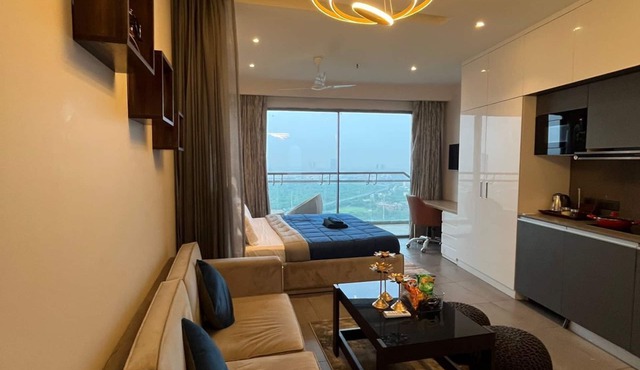 Cozy 1-bedroom apartment in Noida with AC, WiFi & Majestic City View in Noida