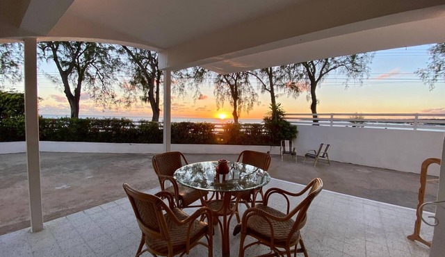 Cozy Coastal Getaway, 5 Minutes to Miami Beach in Oistins