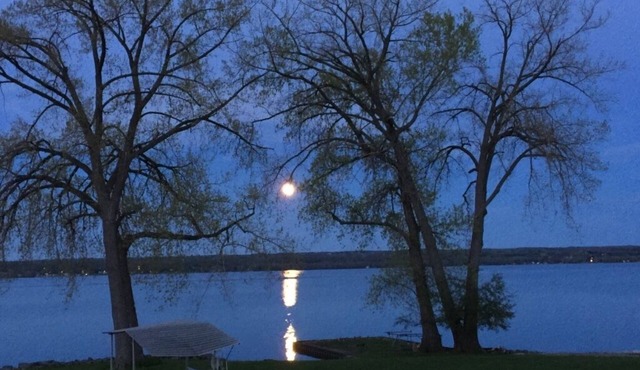 Cozy Dog-friendly Lakefront Vacation Getaway on Cayuga Lake in Seneca Falls