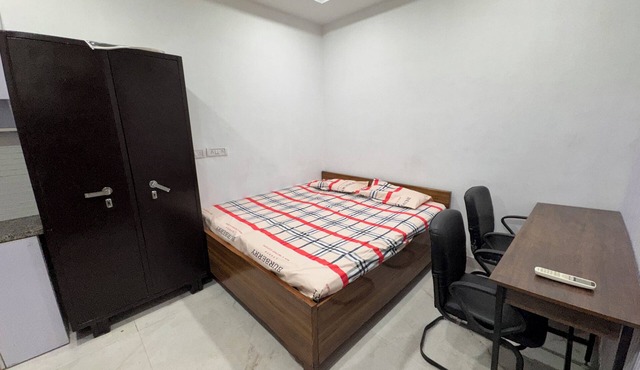 Cozy studio in tranquil New Delhi with AC