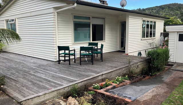 Cute two bedroom cottage very close to beach and beach bar and grill in Waiwera