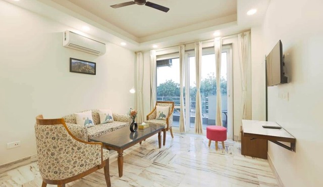 Cyber hub retreat near Horizon center in Gurugram