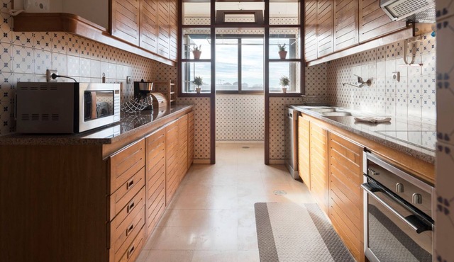 Devesas Charming 3BR Flat w/Parking by LovelyStay