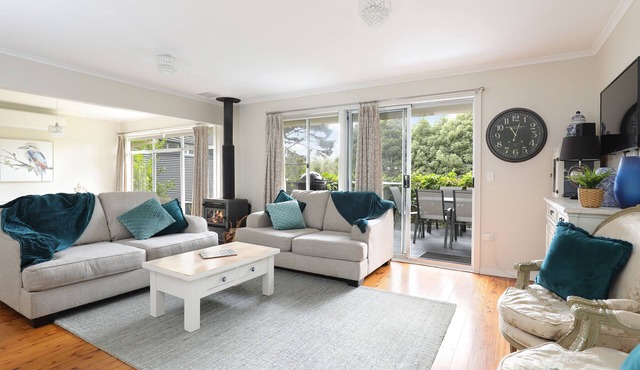 Dogs Stay Free. Cosy Restful Retreat with Fireplace.