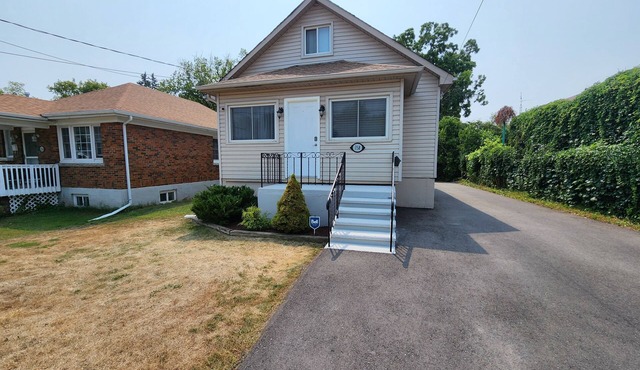 Downtown 6 Bedroom Gem – Ideal for Families & Work Crews in Kingston
