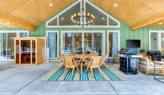 Dream on the Deschutes River with private sauna, game room, & massage chairs in Sunriver