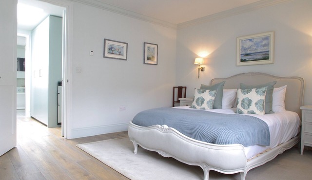 Elegant Chelsea Townhouse On Quaint Street in London