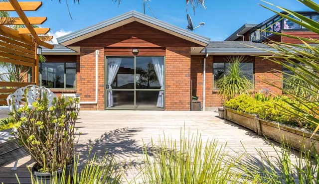 Elevated Family Sized Guest-house with Beautiful Views