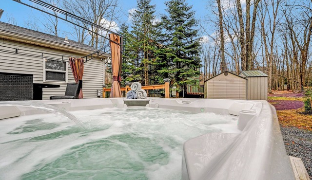 Eliot Ranch - Hot Tub, Pool Table Dining & Lake Community Summer Escape in Albrightsville