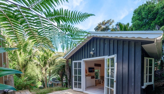 Enchanted Valley - Enchanted Valley is a gorgeous cottage plus cabana in the heart of Waiheke Island. Located in a peaceful valley section, the sound of the birds is your constant companion. With two bedrooms and four beds, this is perfect for up to in Waiheke Island