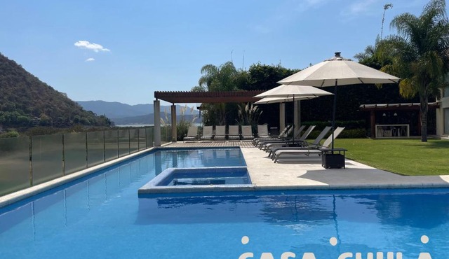 Espectacular Casa con Vista al Lago Enorme Jardín in Valle de Bravo
