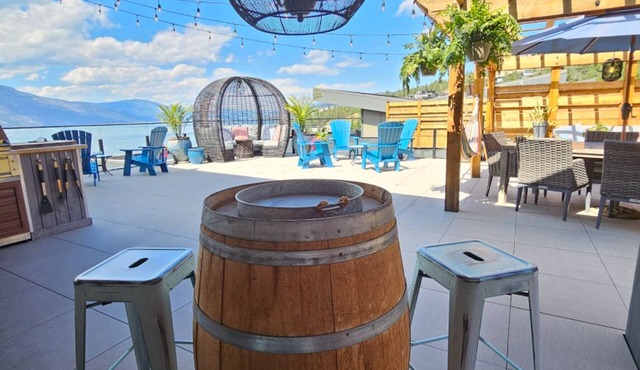 EXCLUSIVE LAKEFRONT PENTHOUSE *PRIVATE ROOFTOP DECK * POOL *HOTUB *SUNSET VIEWS in Kelowna