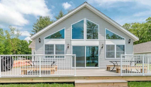 Expansive Lakefront Home with Private Dock & Canoe in Pullman
