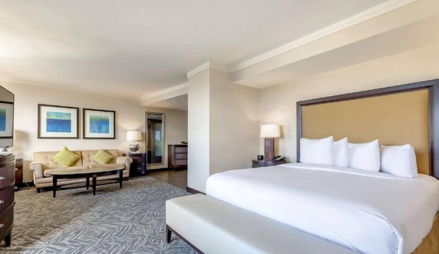 Explore and Relax! Pets Allowed, Seasonal Outdoor Pool! in Washington