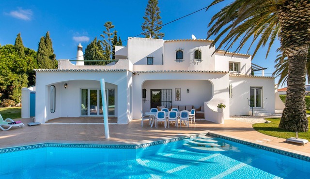 Fantastic pool villa, 3 minutes to the beach, air conditioning, WiFi, safe