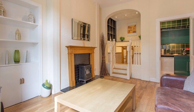 First floor, centrally located one-bed apartment, sleeping 4. in Edinburgh