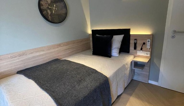 Five Studios - Premium Rooms with King Size Bed, Kitchen, AC, close to Ramstein Air Base in Ramstein-Miesenbach