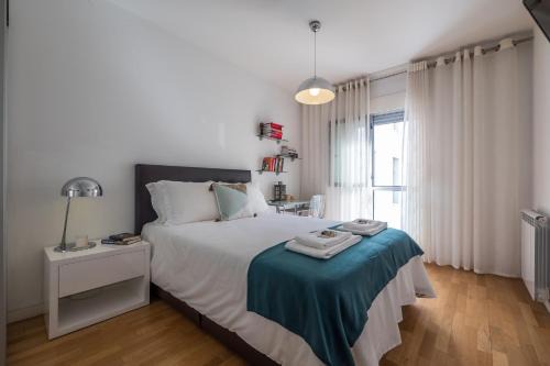 Flamingos - Spacious 2 bedroom apt with AC and outdoor area