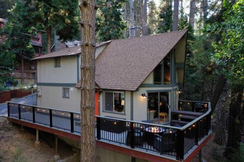 Fleming Creek Hideaway, Next to Creek, Fire-Pit! in Lake Arrowhead