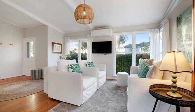 Forrest Hill Oasis with Pool, Spa and BBQ