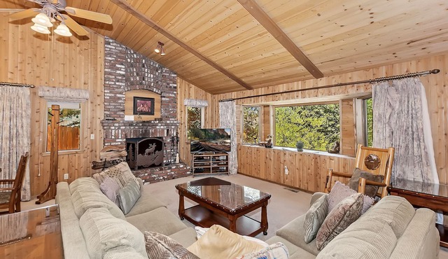 Fox Canyon by Destination Big Bear : Hot Tub! BBQ! Air Hockey! Internet! Deck! Great Neighborhood! Fireplace! in Big Bear Lake