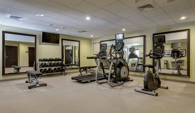 Free Breakfast + Gym, and BBQ Area! Studio Suite Perfect for Business Travelers in Maryland Heights