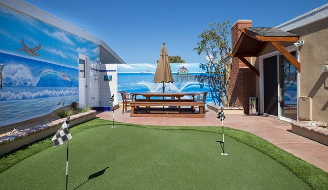 FREE WIFI 75" HD TV, Netflix, Surround Sound, Bikes, Parking, Putting Green in Huntington Beach