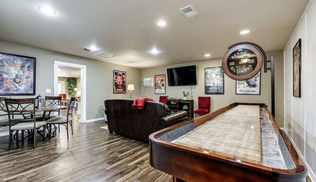 "Game Day Getaway" - Walk to Stadiums! Hot Tub! Shuffleboard! in Arlington