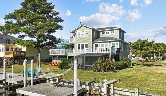 Garber Harbor in Colington Harbor Waterfront Canal Hot Tub Jimmy Buffett Bar in Kill Devil Hills