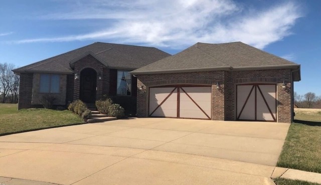 Golf Getaway! Perfect for Large Families! Only 10 minutes from the Airport! in Springfield