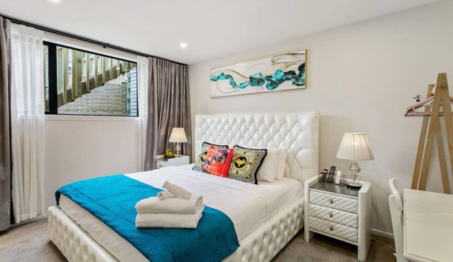 Grand Retreat with spa pool and parking