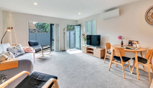 Greenwich Townhouse with Parking and Air-Con