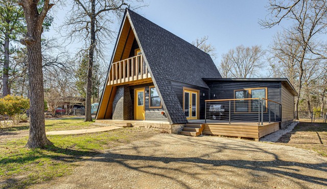 Grills & Fire Pit: Cedar Creek Reservoir Cabin! in Malakoff