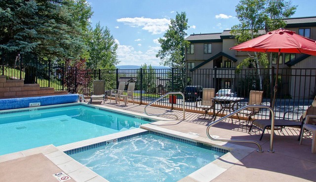 Ground Level Unit - W/D, Heated Pool, Hot Tub - Walk to Slopes in Steamboat Springs